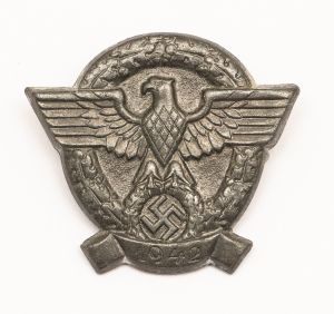 Militaria, Alemanha II Guerra. Proveniente de importante coleção adquirida em Ciney - Bélgica (Feira gigantesca de Militaria). O partido nazista promoveu uma grande arrecadação de fundos antes e durante a guerra com a venda de grande variedade de itens colecionáveis, pins, pendentes, tinnies, badges etc. Todos colecionáveis para incentivar novas compras. Como referência para estudo e identificação aconselhamos o catálogo Donation Badges, Pins & Pendants of the Third Reich de Joseph Cassidy & Christopher Alexander. Oportunidade para colecionador avançado. *Item não promove ou glorifica violência ou intolerância racial. Está à venda apenas para fins de preservação da memória histórica. A Organização do leilão não faz apologia a quaisquer movimentos políticos ou ideológicos, e repudia qualquer ideologia de cunho racista. 1942 - TDP-42-1.1. Águia da Polícia. Pág. 135. Rara.