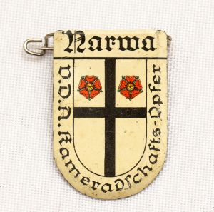 Militaria, Alemanha II Guerra. Proveniente de importante coleção adquirida em Ciney - Bélgica (Feira gigantesca de Militaria). O partido nazista promoveu uma grande arrecadação de fundos antes e durante a guerra com a venda de grande variedade de itens colecionáveis, pins, pendentes, tinnies, badges etc. Todos colecionáveis para incentivar novas compras. Como referência para estudo e identificação aconselhamos o catálogo Donation Badges, Pins & Pendants of the Third Reich de Joseph Cassidy & Christopher Alexander. Oportunidade para colecionador avançado. *Item não promove ou glorifica violência ou intolerância racial. Está à venda apenas para fins de preservação da memória histórica. A Organização do leilão não faz apologia a quaisquer movimentos políticos ou ideológicos, e repudia qualquer ideologia de cunho racista.1934 - Brasão de cidade fora da Alemanha contendo um significativo número de alemães. Pág. 225 a 228. 33x25 mm. Narwa. Rara.