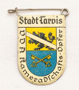 Militaria, Alemanha II Guerra. Proveniente de importante coleção adquirida em Ciney - Bélgica (Feira gigantesca de Militaria). O partido nazista promoveu uma grande arrecadação de fundos antes e durante a guerra com a venda de grande variedade de itens colecionáveis, pins, pendentes, tinnies, badges etc. Todos colecionáveis para incentivar novas compras. Como referência para estudo e identificação aconselhamos o catálogo Donation Badges, Pins & Pendants of the Third Reich de Joseph Cassidy & Christopher Alexander. Oportunidade para colecionador avançado. *Item não promove ou glorifica violência ou intolerância racial. Está à venda apenas para fins de preservação da memória histórica. A Organização do leilão não faz apologia a quaisquer movimentos políticos ou ideológicos, e repudia qualquer ideologia de cunho racista. 1934 - Brasão de cidade fora da Alemanha contendo um significativo número de alemães. Pág. 225 a 228. 33x25 mm. StadttKrauss. Rara.