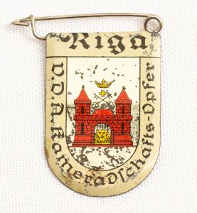 Militaria, Alemanha II Guerra. Proveniente de importante coleção adquirida em Ciney - Bélgica (Feira gigantesca de Militaria). O partido nazista promoveu uma grande arrecadação de fundos antes e durante a guerra com a venda de grande variedade de itens colecionáveis, pins, pendentes, tinnies, badges etc. Todos colecionáveis para incentivar novas compras. Como referência para estudo e identificação aconselhamos o catálogo Donation Badges, Pins & Pendants of the Third Reich de Joseph Cassidy & Christopher Alexander. Oportunidade para colecionador avançado. *Item não promove ou glorifica violência ou intolerância racial. Está à venda apenas para fins de preservação da memória histórica. A Organização do leilão não faz apologia a quaisquer movimentos políticos ou ideológicos, e repudia qualquer ideologia de cunho racista. 1934 - Brasão de cidade fora da Alemanha contendo um significativo número de alemães. Pág. 225 a 228. 33x25 mm. Riga.