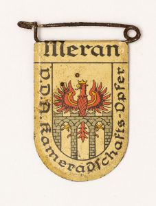 Militaria, Alemanha II Guerra. Proveniente de importante coleção adquirida em Ciney - Bélgica (Feira gigantesca de Militaria). O partido nazista promoveu uma grande arrecadação de fundos antes e durante a guerra com a venda de grande variedade de itens colecionáveis, pins, pendentes, tinnies, badges etc. Todos colecionáveis para incentivar novas compras. Como referência para estudo e identificação aconselhamos o catálogo Donation Badges, Pins & Pendants of the Third Reich de Joseph Cassidy & Christopher Alexander. Oportunidade para colecionador avançado. *Item não promove ou glorifica violência ou intolerância racial. Está à venda apenas para fins de preservação da memória histórica. A Organização do leilão não faz apologia a quaisquer movimentos políticos ou ideológicos, e repudia qualquer ideologia de cunho racista. 1934. Brasão de cidade fora da Alemanha contendo significativo número de alemães. Pág. 225 a 228. 33x25 mm. Meran (Itália).