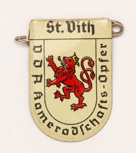 Militaria, Alemanha II Guerra. Proveniente de importante coleção adquirida em Ciney - Bélgica (Feira gigantesca de Militaria). O partido nazista promoveu uma grande arrecadação de fundos antes e durante a guerra com a venda de grande variedade de itens colecionáveis, pins, pendentes, tinnies, badges etc. Todos colecionáveis para incentivar novas compras. Como referência para estudo e identificação aconselhamos o catálogo Donation Badges, Pins & Pendants of the Third Reich de Joseph Cassidy & Christopher Alexander. Oportunidade para colecionador avançado. *Item não promove ou glorifica violência ou intolerância racial. Está à venda apenas para fins de preservação da memória histórica. A Organização do leilão não faz apologia a quaisquer movimentos políticos ou ideológicos, e repudia qualquer ideologia de cunho racista. 1934. Brasão de cidade fora da Alemanha contendo significativo número de alemães. Pág. 225 a 228. 33x25 mm. St. Vith.