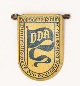 Militaria, Alemanha II Guerra. Proveniente de importante coleção adquirida em Ciney - Bélgica (Feira gigantesca de Militaria). O partido nazista promoveu uma grande arrecadação de fundos antes e durante a guerra com a venda de grande variedade de itens colecionáveis, pins, pendentes, tinnies, badges etc. Todos colecionáveis para incentivar novas compras. Como referência para estudo e identificação aconselhamos o catálogo Donation Badges, Pins & Pendants of the Third Reich de Joseph Cassidy & Christopher Alexander. Oportunidade para colecionador avançado. *Item não promove ou glorifica violência ou intolerância racial. Está à venda apenas para fins de preservação da memória histórica. A Organização do leilão não faz apologia a quaisquer movimentos políticos ou ideológicos, e repudia qualquer ideologia de cunho racista. 1933-34 - VDA. Vol. Organização de Ajuda Humanitária de Inverno do Povo Alemão.