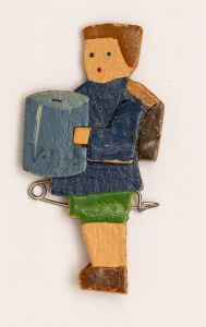 Militaria, Alemanha II Guerra. Proveniente de importante coleção adquirida em Ciney - Bélgica (Feira gigantesca de Militaria). O partido nazista promoveu uma grande arrecadação de fundos antes e durante a guerra com a venda de grande variedade de itens colecionáveis, pins, pendentes, tinnies, badges etc. Todos colecionáveis para incentivar novas compras. Como referência para estudo e identificação aconselhamos o catálogo Donation Badges, Pins & Pendants of the Third Reich de Joseph Cassidy & Christopher Alexander. Oportunidade para colecionador avançado. *Item não promove ou glorifica violência ou intolerância racial. Está à venda apenas para fins de preservação da memória histórica. A Organização do leilão não faz apologia a quaisquer movimentos políticos ou ideológicos, e repudia qualquer ideologia de cunho racista. 1935. Criança recolhendo doação (VDA - latas) em madeira. Marca do fabricante. Raríssimo. VDA-35-L. Pág. 231.