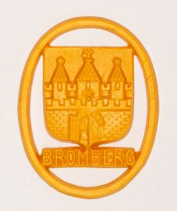 Militaria, Alemanha II Guerra. Proveniente de importante coleção adquirida em Ciney - Bélgica (Feira gigantesca de Militaria). O partido nazista promoveu uma grande arrecadação de fundos antes e durante a guerra com a venda de grande variedade de itens colecionáveis, pins, pendentes, tinnies, badges etc. Todos colecionáveis para incentivar novas compras. Como referência para estudo e identificação aconselhamos o catálogo Donation Badges, Pins & Pendants of the Third Reich de Joseph Cassidy & Christopher Alexander. Oportunidade para colecionador avançado. *Item não promove ou glorifica violência ou intolerância racial. Está à venda apenas para fins de preservação da memória histórica. A Organização do leilão não faz apologia a quaisquer movimentos políticos ou ideológicos, e repudia qualquer ideologia de cunho racista.  Brasão de armas da fronteira alemã ou cidade ocupada. 38x29 mm. Pág. 237 a 238. Bromberg.