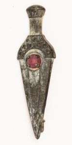 Militaria, Alemanha II Guerra. Proveniente de importante coleção adquirida na Bélgica - Feira de Militaria de Ciney. O partido nazista promoveu uma grande campanha de arrecadação de fundos antes e durante a guerra, com a venda de itens colecionáveis, pins, pendentes, tinnies, badges etc. Sempre colecionáveis voltada a novas compras. Oportunidade para colecionador avançado. **Item não promove ou glorifica violência ou intolerância racial. Está à venda apenas para fins de preservação da memória histórica. A Organização do leilão não faz apologia a quaisquer movimentos políticos ou ideológicos, e repudia qualquer ideologia de cunho racista. Campanha de Inverno. Espada antiga. 45 mm.