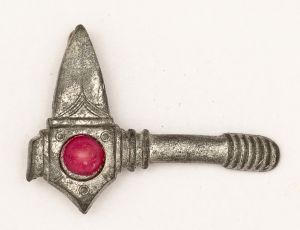 Militaria, Alemanha II Guerra. Proveniente de importante coleção adquirida na Bélgica - Feira de Militaria de Ciney. O partido nazista promoveu uma grande campanha de arrecadação de fundos antes e durante a guerra, com a venda de itens colecionáveis, pins, pendentes, tinnies, badges etc. Sempre colecionáveis voltada a novas compras. Oportunidade para colecionador avançado. **Item não promove ou glorifica violência ou intolerância racial. Está à venda apenas para fins de preservação da memória histórica. A Organização do leilão não faz apologia a quaisquer movimentos políticos ou ideológicos, e repudia qualquer ideologia de cunho racista. Machado antigo. 30 mm.