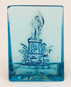 Militaria, Alemanha II Guerra. Proveniente de importante coleção adquirida na Bélgica - Feira de Militaria de Ciney. O partido nazista promoveu uma grande campanha de arrecadação de fundos antes e durante a guerra, com a venda de itens colecionáveis, pins, pendentes, tinnies, badges etc. Sempre colecionáveis voltada a novas compras. Oportunidade para colecionador avançado. **Item não promove ou glorifica violência ou intolerância racial. Está à venda apenas para fins de preservação da memória histórica. A Organização do leilão não faz apologia a quaisquer movimentos políticos ou ideológicos, e repudia qualquer ideologia de cunho racista. Monumento alemão em vidro. 25x35 mm. Peça muito procurada. WHW.