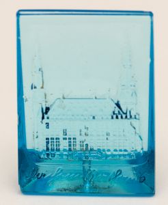 Militaria, Alemanha II Guerra. Proveniente de importante coleção adquirida na Bélgica - Feira de Militaria de Ciney. O partido nazista promoveu uma grande campanha de arrecadação de fundos antes e durante a guerra, com a venda de itens colecionáveis, pins, pendentes, tinnies, badges etc. Sempre colecionáveis voltada a novas compras. Oportunidade para colecionador avançado. **Item não promove ou glorifica violência ou intolerância racial. Está à venda apenas para fins de preservação da memória histórica. A Organização do leilão não faz apologia a quaisquer movimentos políticos ou ideológicos, e repudia qualquer ideologia de cunho racista. Monumento alemão em vidro. 25x35 mm. Muito procurado. WHW.