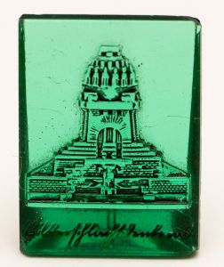 Militaria, Alemanha II Guerra. Proveniente de importante coleção adquirida na Bélgica - Feira de Militaria de Ciney. O partido nazista promoveu uma grande campanha de arrecadação de fundos antes e durante a guerra, com a venda de itens colecionáveis, pins, pendentes, tinnies, badges etc. Sempre colecionáveis voltada a novas compras. Oportunidade para colecionador avançado. **Item não promove ou glorifica violência ou intolerância racial. Está à venda apenas para fins de preservação da memória histórica. A Organização do leilão não faz apologia a quaisquer movimentos políticos ou ideológicos, e repudia qualquer ideologia de cunho racista. Monumento alemão em vidro. 25x35 mm. Muito procurado. WHW.