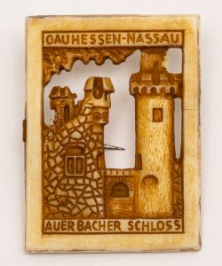 Militaria, Alemanha II Guerra. Proveniente de importante coleção adquirida na Bélgica - Feira de Militaria de Ciney. O partido nazista promoveu uma grande campanha de arrecadação de fundos antes e durante a guerra, com a venda de itens colecionáveis, pins, pendentes, tinnies, badges etc. Sempre colecionáveis voltada a novas compras. Oportunidade para colecionador avançado. **Item não promove ou glorifica violência ou intolerância racial. Está à venda apenas para fins de preservação da memória histórica. A Organização do leilão não faz apologia a quaisquer movimentos políticos ou ideológicos, e repudia qualquer ideologia de cunho racista. Castelo de Aerbach. WHW. 27x33 mm.