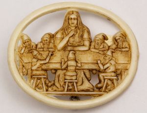 Militaria, Alemanha II Guerra. Proveniente de importante coleção adquirida na Bélgica - Feira de Militaria de Ciney. O partido nazista promoveu uma grande campanha de arrecadação de fundos antes e durante a guerra, com a venda de itens colecionáveis, pins, pendentes, tinnies, badges etc. Sempre colecionáveis voltada a novas compras. Oportunidade para colecionador avançado. **Item não promove ou glorifica violência ou intolerância racial. Está à venda apenas para fins de preservação da memória histórica. A Organização do leilão não faz apologia a quaisquer movimentos políticos ou ideológicos, e repudia qualquer ideologia de cunho racista. WHW - Branca de Neve e os Sete Anões. 40x33 mm - 1943.