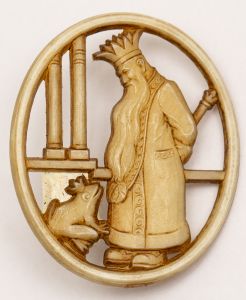 Militaria, Alemanha II Guerra. Proveniente de importante coleção adquirida na Bélgica - Feira de Militaria de Ciney. O partido nazista promoveu uma grande campanha de arrecadação de fundos antes e durante a guerra, com a venda de itens colecionáveis, pins, pendentes, tinnies, badges etc. Sempre colecionáveis voltada a novas compras. Oportunidade para colecionador avançado. **Item não promove ou glorifica violência ou intolerância racial. Está à venda apenas para fins de preservação da memória histórica. A Organização do leilão não faz apologia a quaisquer movimentos políticos ou ideológicos, e repudia qualquer ideologia de cunho racista. WHW. 33x40 mm.