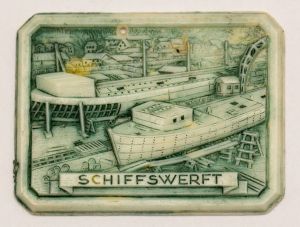 Militaria, Alemanha II Guerra. Proveniente de importante coleção adquirida na Bélgica - Feira de Militaria de Ciney. O partido nazista promoveu uma grande campanha de arrecadação de fundos antes e durante a guerra, com a venda de itens colecionáveis, pins, pendentes, tinnies, badges etc. Sempre colecionáveis voltada a novas compras. Oportunidade para colecionador avançado. **Item não promove ou glorifica violência ou intolerância racial. Está à venda apenas para fins de preservação da memória histórica. A Organização do leilão não faz apologia a quaisquer movimentos políticos ou ideológicos, e repudia qualquer ideologia de cunho racista. Peça rara. Estaleiro. 40x30 mm. WHW.