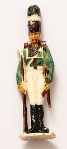 Militaria, Alemanha II Guerra. Proveniente de importante coleção adquirida na Bélgica - Feira de Militaria de Ciney. O partido nazista promoveu uma grande campanha de arrecadação de fundos antes e durante a guerra, com a venda de itens colecionáveis, pins, pendentes, tinnies, badges etc. Sempre colecionáveis voltada a novas compras. Oportunidade para colecionador avançado. **Item não promove ou glorifica violência ou intolerância racial. Está à venda apenas para fins de preservação da memória histórica. A Organização do leilão não faz apologia a quaisquer movimentos políticos ou ideológicos, e repudia qualquer ideologia de cunho racista. Uniformes. Soldado. 60 mm. Preço cinza na base 12 Euros.