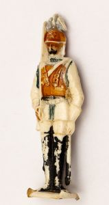 Militaria, Alemanha II Guerra. Proveniente de importante coleção adquirida na Bélgica - Feira de Militaria de Ciney. O partido nazista promoveu uma grande campanha de arrecadação de fundos antes e durante a guerra, com a venda de itens colecionáveis, pins, pendentes, tinnies, badges etc. Sempre colecionáveis voltada a novas compras. Oportunidade para colecionador avançado. **Item não promove ou glorifica violência ou intolerância racial. Está à venda apenas para fins de preservação da memória histórica. A Organização do leilão não faz apologia a quaisquer movimentos políticos ou ideológicos, e repudia qualquer ideologia de cunho racista. Uniformes. Soldado em uniforme histórico. Preço na base 12 Euros. 60 mm.