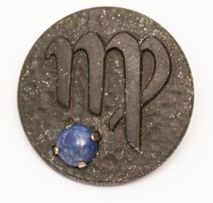 Militaria, Alemanha II Guerra. Proveniente de importante coleção adquirida na Bélgica - Feira de Militaria de Ciney. O partido nazista promoveu uma grande campanha de arrecadação de fundos antes e durante a guerra, com a venda de itens colecionáveis, pins, pendentes, tinnies, badges etc. Sempre colecionáveis voltada a novas compras. Oportunidade para colecionador avançado. **Item não promove ou glorifica violência ou intolerância racial. Está à venda apenas para fins de preservação da memória histórica. A Organização do leilão não faz apologia a quaisquer movimentos políticos ou ideológicos, e repudia qualquer ideologia de cunho racista. Peça estimada. Zodíaco. 25 mm. Virgem.