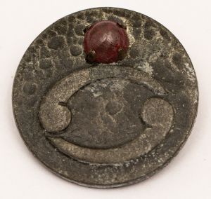 Militaria, Alemanha II Guerra. Proveniente de importante coleção adquirida na Bélgica - Feira de Militaria de Ciney. O partido nazista promoveu uma grande campanha de arrecadação de fundos antes e durante a guerra, com a venda de itens colecionáveis, pins, pendentes, tinnies, badges etc. Sempre colecionáveis voltada a novas compras. Oportunidade para colecionador avançado. **Item não promove ou glorifica violência ou intolerância racial. Está à venda apenas para fins de preservação da memória histórica. A Organização do leilão não faz apologia a quaisquer movimentos políticos ou ideológicos, e repudia qualquer ideologia de cunho racista. Peça estimada. Zodíaco. 25 mm. Cancer.