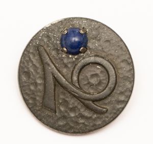 Militaria, Alemanha II Guerra. Proveniente de importante coleção adquirida na Bélgica - Feira de Militaria de Ciney. O partido nazista promoveu uma grande campanha de arrecadação de fundos antes e durante a guerra, com a venda de itens colecionáveis, pins, pendentes, tinnies, badges etc. Sempre colecionáveis voltada a novas compras. Oportunidade para colecionador avançado. **Item não promove ou glorifica violência ou intolerância racial. Está à venda apenas para fins de preservação da memória histórica. A Organização do leilão não faz apologia a quaisquer movimentos políticos ou ideológicos, e repudia qualquer ideologia de cunho racista. Peça estimada. Zodíaco. 25 mm. Sagitário.