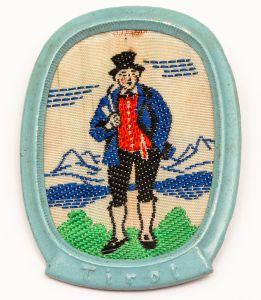 Militaria, Alemanha II Guerra. Proveniente de importante coleção adquirida na Bélgica - Feira de Militaria de Ciney. O partido nazista promoveu uma grande campanha de arrecadação de fundos antes e durante a guerra, com a venda de itens colecionáveis, pins, pendentes, tinnies, badges etc. Sempre colecionáveis voltada a novas compras. Oportunidade para colecionador avançado. **Item não promove ou glorifica violência ou intolerância racial. Está à venda apenas para fins de preservação da memória histórica. A Organização do leilão não faz apologia a quaisquer movimentos políticos ou ideológicos, e repudia qualquer ideologia de cunho racista. Linda peça em metal e tecido. Traje típico WHW - Steiermark 1938. 45x33 mm.