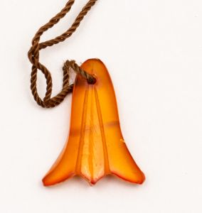 Militaria, Alemanha II Guerra. Proveniente de importante coleção adquirida na Bélgica - Feira de Militaria de Ciney. O partido nazista promoveu uma grande campanha de arrecadação de fundos antes e durante a guerra, com a venda de itens colecionáveis, pins, pendentes, tinnies, badges etc. Sempre colecionáveis voltada a novas compras. Oportunidade para colecionador avançado. **Item não promove ou glorifica violência ou intolerância racial. Está à venda apenas para fins de preservação da memória histórica. A Organização do leilão não faz apologia a quaisquer movimentos políticos ou ideológicos, e repudia qualquer ideologia de cunho racista. Peça em âmbar com alta cotação. WHF.