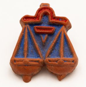 Militaria, Alemanha II Guerra. Proveniente de importante coleção adquirida na Bélgica - Feira de Militaria de Ciney. O partido nazista promoveu uma grande campanha de arrecadação de fundos antes e durante a guerra, com a venda de itens colecionáveis, pins, pendentes, tinnies, badges etc. Sempre colecionáveis voltada a novas compras. Oportunidade para colecionador avançado. **Item não promove ou glorifica violência ou intolerância racial. Está à venda apenas para fins de preservação da memória histórica. A Organização do leilão não faz apologia a quaisquer movimentos políticos ou ideológicos, e repudia qualquer ideologia de cunho racista. Tinnie. 1941. Zodíaco em argila pintado a mão - Libra.