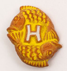 Militaria, Alemanha II Guerra. Proveniente de importante coleção adquirida na Bélgica - Feira de Militaria de Ciney. O partido nazista promoveu uma grande campanha de arrecadação de fundos antes e durante a guerra, com a venda de itens colecionáveis, pins, pendentes, tinnies, badges etc. Sempre colecionáveis voltada a novas compras. Oportunidade para colecionador avançado. **Item não promove ou glorifica violência ou intolerância racial. Está à venda apenas para fins de preservação da memória histórica. A Organização do leilão não faz apologia a quaisquer movimentos políticos ou ideológicos, e repudia qualquer ideologia de cunho racista. Tinnie 1941. Zodíaco em argila pintado a mão - Peixes.