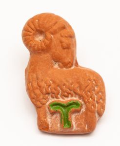 Militaria, Alemanha II Guerra. Proveniente de importante coleção adquirida na Bélgica - Feira de Militaria de Ciney. O partido nazista promoveu uma grande campanha de arrecadação de fundos antes e durante a guerra, com a venda de itens colecionáveis, pins, pendentes, tinnies, badges etc. Sempre colecionáveis voltada a novas compras. Oportunidade para colecionador avançado. **Item não promove ou glorifica violência ou intolerância racial. Está à venda apenas para fins de preservação da memória histórica. A Organização do leilão não faz apologia a quaisquer movimentos políticos ou ideológicos, e repudia qualquer ideologia de cunho racista. Tinnie 1941 Zodíaco em argila pintado a mão. Aries.