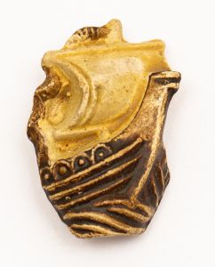 Militaria, Alemanha II Guerra. Proveniente de importante coleção adquirida na Bélgica - Feira de Militaria de Ciney. O partido nazista promoveu uma grande campanha de arrecadação de fundos antes e durante a guerra, com a venda de itens colecionáveis, pins, pendentes, tinnies, badges etc. Sempre colecionáveis voltada a novas compras. Oportunidade para colecionador avançado. **Item não promove ou glorifica violência ou intolerância racial. Está à venda apenas para fins de preservação da memória histórica. A Organização do leilão não faz apologia a quaisquer movimentos políticos ou ideológicos, e repudia qualquer ideologia de cunho racista. Tinnie em porcelana. Antiga nau germânica.