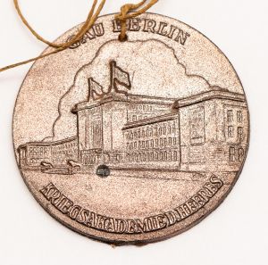 Militaria, Alemanha II Guerra. Proveniente de importante coleção adquirida na Bélgica - Feira de Militaria de Ciney. O partido nazista promoveu uma grande campanha de arrecadação de fundos antes e durante a guerra, com a venda de itens colecionáveis, pins, pendentes, tinnies, badges etc. Sempre colecionáveis voltada a novas compras. Oportunidade para colecionador avançado. **Item não promove ou glorifica violência ou intolerância racial. Está à venda apenas para fins de preservação da memória histórica. A Organização do leilão não faz apologia a quaisquer movimentos políticos ou ideológicos, e repudia qualquer ideologia de cunho racista. Academia de Guerra do Exército. Berlin. Valor 15 Euros. 40 mm.