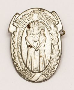 Militaria, Alemanha II Guerra. Proveniente de importante coleção adquirida na Bélgica - Feira de Militaria de Ciney. O partido nazista promoveu uma grande campanha de arrecadação de fundos antes e durante a guerra, com a venda de itens colecionáveis, pins, pendentes, tinnies, badges etc. Sempre colecionáveis voltada a novas compras. Oportunidade para colecionador avançado. **Item não promove ou glorifica violência ou intolerância racial. Está à venda apenas para fins de preservação da memória histórica. A Organização do leilão não faz apologia a quaisquer movimentos políticos ou ideológicos, e repudia qualquer ideologia de cunho racista. Distintivo do Plebiscito do Sarre 1935. 13/01 - Reunificação da Bacia do Sarre com a Alemanha.