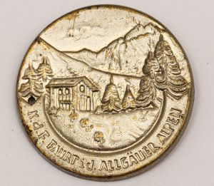 Militaria, Alemanha II Guerra. Proveniente de importante coleção adquirida na Bélgica - Feira de Militaria de Ciney. O partido nazista promoveu uma grande campanha de arrecadação de fundos antes e durante a guerra, com a venda de itens colecionáveis, pins, pendentes, tinnies, badges etc. Sempre colecionáveis voltada a novas compras. Oportunidade para colecionador avançado. **Item não promove ou glorifica violência ou intolerância racial. Está à venda apenas para fins de preservação da memória histórica. A Organização do leilão não faz apologia a quaisquer movimentos políticos ou ideológicos, e repudia qualquer ideologia de cunho racista. K.d.F - (Força pela Alegria). Organização de lazer e turismo da Alemanha Nazista. 35 mm. 1934.