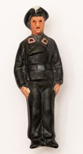 Militaria, Alemanha II Guerra. Proveniente de importante coleção adquirida na Bélgica - Feira de Militaria de Ciney. O partido nazista promoveu uma grande campanha de arrecadação de fundos antes e durante a guerra, com a venda de itens colecionáveis, pins, pendentes, tinnies, badges etc. Sempre colecionáveis voltada a novas compras. Oportunidade para colecionador avançado. **Item não promove ou glorifica violência ou intolerância racial. Está à venda apenas para fins de preservação da memória histórica. A Organização do leilão não faz apologia a quaisquer movimentos políticos ou ideológicos, e repudia qualquer ideologia de cunho racista. Militaria da SS - em porcelana. 50 mm.