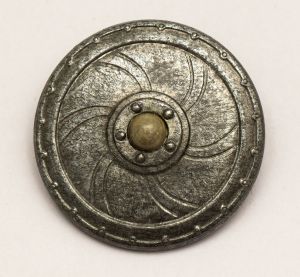 Militaria, Alemanha II Guerra. Proveniente de importante coleção adquirida na Bélgica - Feira de Militaria de Ciney. O partido nazista promoveu uma grande campanha de arrecadação de fundos antes e durante a guerra, com a venda de itens colecionáveis, pins, pendentes, tinnies, badges etc. Sempre colecionáveis voltada a novas compras. Oportunidade para colecionador avançado. **Item não promove ou glorifica violência ou intolerância racial. Está à venda apenas para fins de preservação da memória histórica. A Organização do leilão não faz apologia a quaisquer movimentos políticos ou ideológicos, e repudia qualquer ideologia de cunho racista. WHW Escudo Germânico antigo, marcas e detalhes no verso - Turingia. 30 mm. Metal.