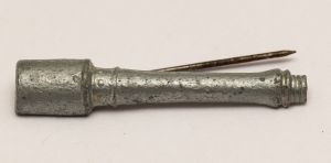 Militaria, Alemanha II Guerra. Proveniente de importante coleção adquirida na Bélgica - Feira de Militaria de Ciney. O partido nazista promoveu uma grande campanha de arrecadação de fundos antes e durante a guerra, com a venda de itens colecionáveis, pins, pendentes, tinnies, badges etc. Sempre colecionáveis voltada a novas compras. Oportunidade para colecionador avançado. **Item não promove ou glorifica violência ou intolerância racial. Está à venda apenas para fins de preservação da memória histórica. A Organização do leilão não faz apologia a quaisquer movimentos políticos ou ideológicos, e repudia qualquer ideologia de cunho racista. Granada de mão. Pin. 33 mm.