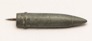 Militaria, Alemanha II Guerra. Proveniente de importante coleção adquirida na Bélgica - Feira de Militaria de Ciney. O partido nazista promoveu uma grande campanha de arrecadação de fundos antes e durante a guerra, com a venda de itens colecionáveis, pins, pendentes, tinnies, badges etc. Sempre colecionáveis voltada a novas compras. Oportunidade para colecionador avançado. **Item não promove ou glorifica violência ou intolerância racial. Está à venda apenas para fins de preservação da memória histórica. A Organização do leilão não faz apologia a quaisquer movimentos políticos ou ideológicos, e repudia qualquer ideologia de cunho racista. Munição de artilharia. Pin W4. 33 mm.