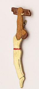 Militaria, Alemanha II Guerra. Proveniente de importante coleção adquirida na Bélgica - Feira de Militaria de Ciney. O partido nazista promoveu uma grande campanha de arrecadação de fundos antes e durante a guerra, com a venda de itens colecionáveis, pins, pendentes, tinnies, badges etc. Sempre colecionáveis voltada a novas compras. Oportunidade para colecionador avançado. **Item não promove ou glorifica violência ou intolerância racial. Está à venda apenas para fins de preservação da memória histórica. A Organização do leilão não faz apologia a quaisquer movimentos políticos ou ideológicos, e repudia qualquer ideologia de cunho racista. Olimpíadas 1936. Atleta alemão nas barras. 80 mm.