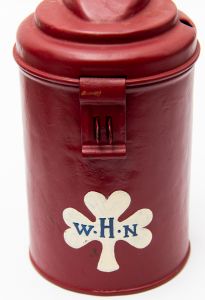 Numismática, França. Curiosidade. Extremamente rara. Coletor de donativos para campanha de inverno usado na Holanda ocupada. W.H.N no conhecido inverno da fome. 1944-45. 17,5x16x10mm (aproximados). Possui duas entradas. Notas e moedas. Em seu interior um conjunto de anilhas simula conter já varias doações. Peça muito difícil. W.H.N. Também significava Descendentes de Heróis Mundiais.