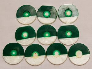 Colecionismo. 10 botões para futebol de mesa produzidos em galalite e/ou acrílico nacarado. Maior diâmetro 5,5 cm. Novos com o centro por ser personalizado a gosto do novo proprietário. Anos 70/80.