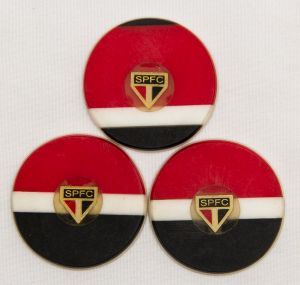 Colecionismo. Futebol de botão. 3 peças em acrílico e/ou galalite anos 70/80. São Paulo 5,4 cm.