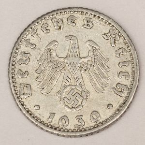 Numismática Alemanha Período Nazista 50 Reichspfennig Raro no estado oferecido devido a fragilidade do alumínio. **Item não promove ou glorifica violência ou intolerância racial. Está à venda apenas para fins de preservação da memória histórica. A Organização do leilão não faz apologia a quaisquer movimentos políticos ou ideológicos, e repudia qualquer ideologia de cunho racista.1939 A