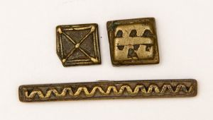 Numismática. 3 peças pesos para ouro. Origem África. Raríssimas peças provenientes de colecionador alemão falecido. Origem Ashanti. São os mais conhecidos dentre os povos Akan de Gana. Serviam para aferir, trocas e compras. Maior comprimento. 52mm e 12g