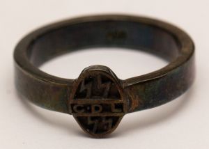 Anel em Prata com as iniciais CDL. Origem alemã com as runas SS. Não conseguimos maiores informações das iniciais. 19mm aro interno 4,5g **Item não promove ou glorifica violência ou intolerância racial. Está à venda apenas para fins de preservação da memória histórica. A Organização do leilão não faz apologia a quaisquer movimentos políticos ou ideológicos, e repudia qualquer ideologia de cunho racista.