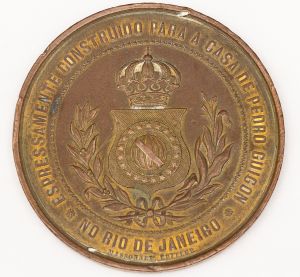 Numismática, Brasil. Medalha Unifacial com 50mm, 58,6g. Peça imperial não catalogada. Expressamente construída para a casa de Pedro Guigon. Chegou ao Brasil em 1837. Professor, fabricante de órgãos. Peça para estudo