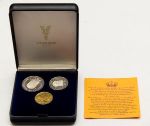Numismática, Holanda. Estojo com 3 peças 1980
