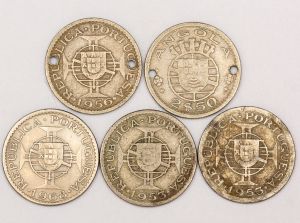 Numismática, Angola. 05 Moedas de 2,50 Escudos (Duas com Furo).