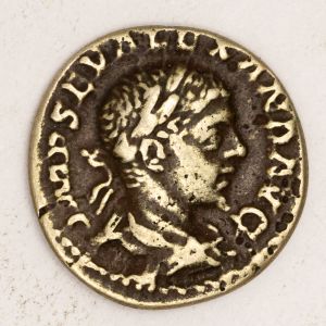 Numismática, Império Romano. Denário de Prata Alexandre Severo 222-235 d.C. Anverso Vitória. Classidicação do antigo proprietário. Aconselhando análise apurada.