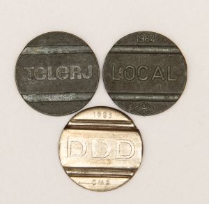 Numismática, Brasil. Lote com três fichas telefônicas, anos 80. Telerj, Ligações Locais e DDD.