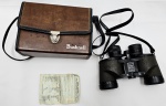 Colecionismo. Binóculo Bushnell Instafocus Explorer WA 7x35 11º. Lentes japonesas, ajuste de zoom e foco. Em estojo original de couro numerado (73), com fecho e tira, anos 80. Ótica impecável, corpo com marcas do tempo. Acompanha as duas proteções frontais de lente e garantia original de época. Alta cotação.