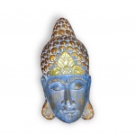 Antiga máscara de madeira ricamente entalhada, pintada na cor azul  com detalhes dourado, representando " Deusa Tailandesa ", medindo 52 x 25 x 12 cm.